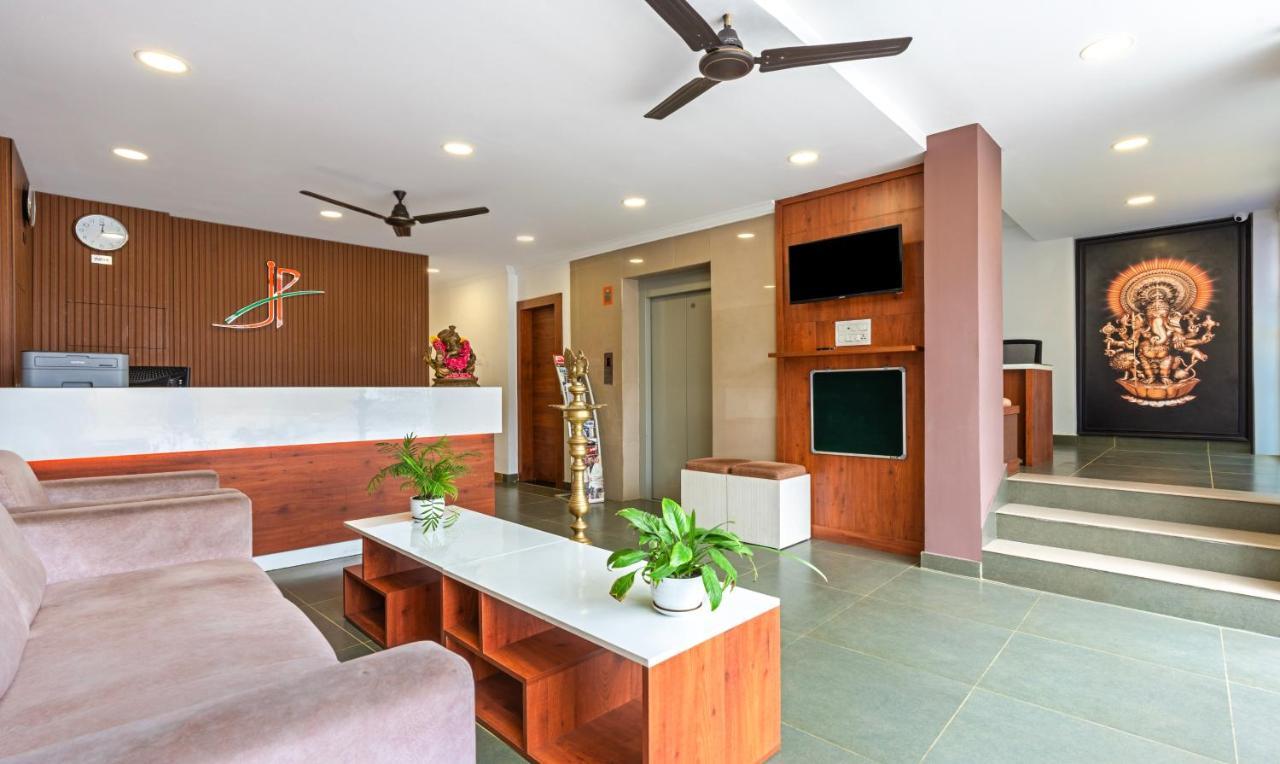 Treebo Jp Residency Hotel Thiruvananthapuram Kültér fotó